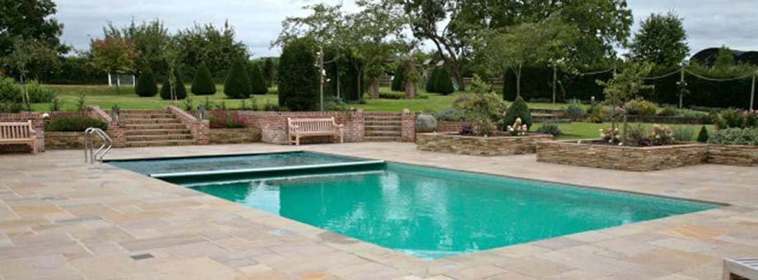 Swimming pool fitted with an automatic safety cover